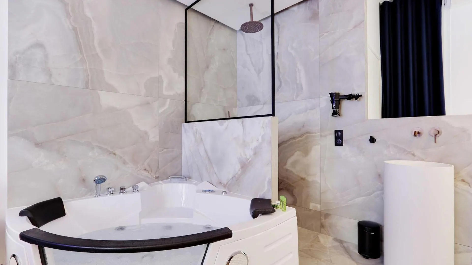 Holiday home Lovely Bedroom With Jacuzzi 2p Chatelet